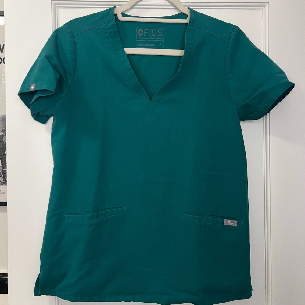 FIGS   Casma Three-Pocket Scrub Top HUNTER GREEN